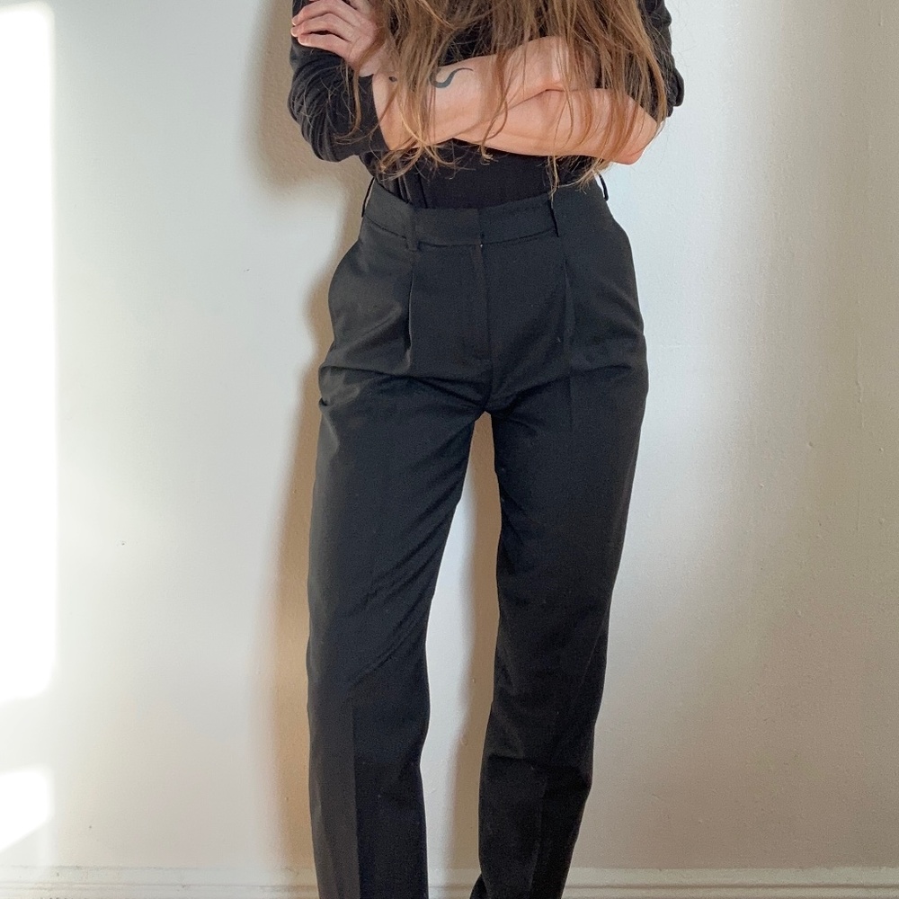 Great pleated trousers pants by Maison Standards. In black wool, size French 34,